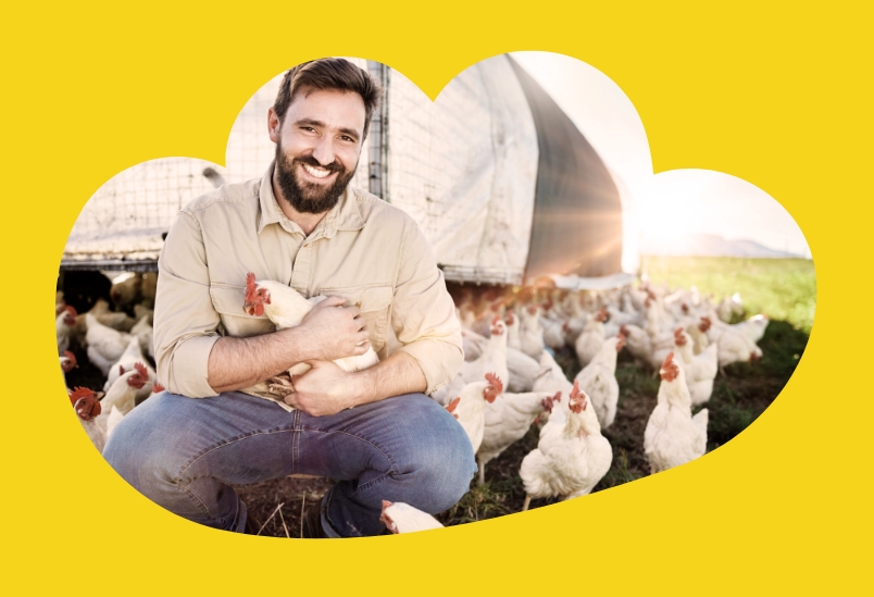 Mann mit Huhn auf dem Arm
