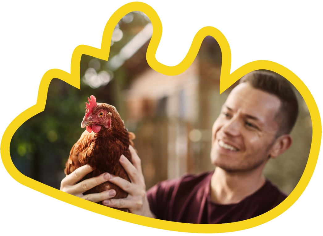 Mann mit Huhn in den Händen
