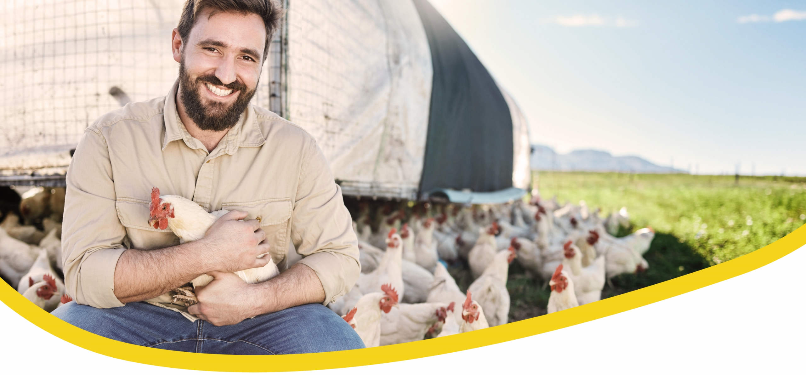 Mann mit Huhn auf dem Arm
