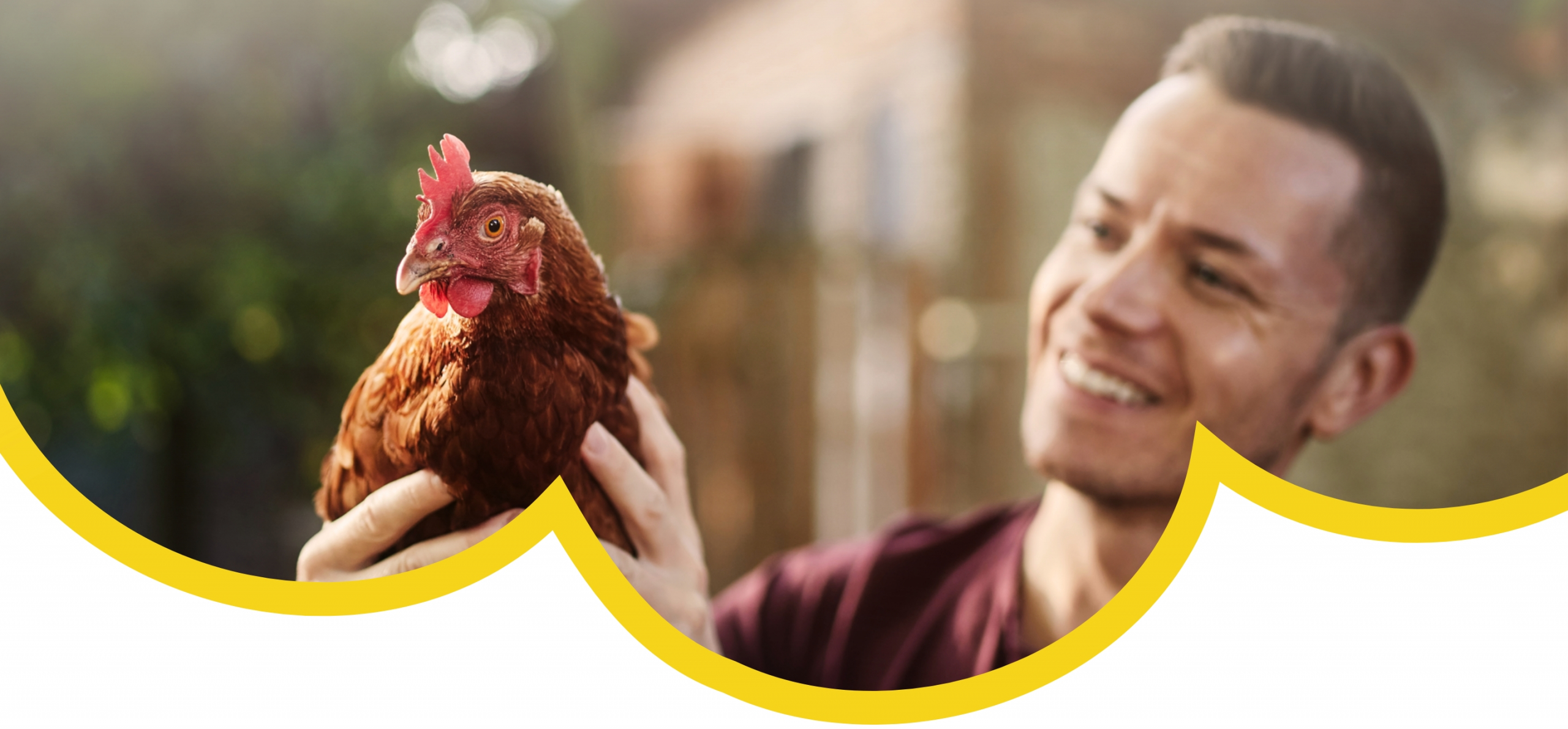 Mann mit Huhn in den Händen
