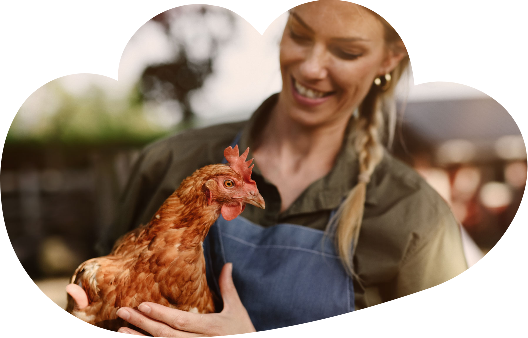 Frau mit einem Huhn in der Hand