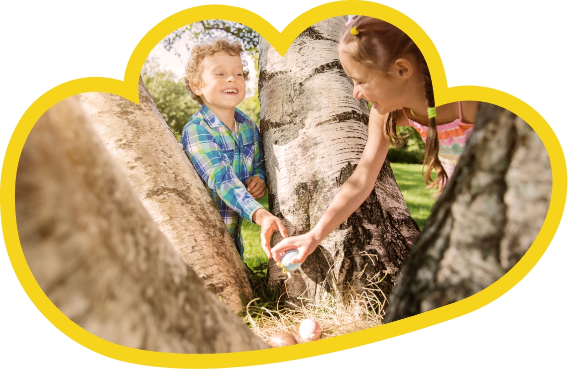 Kinder beim Eiersuchen