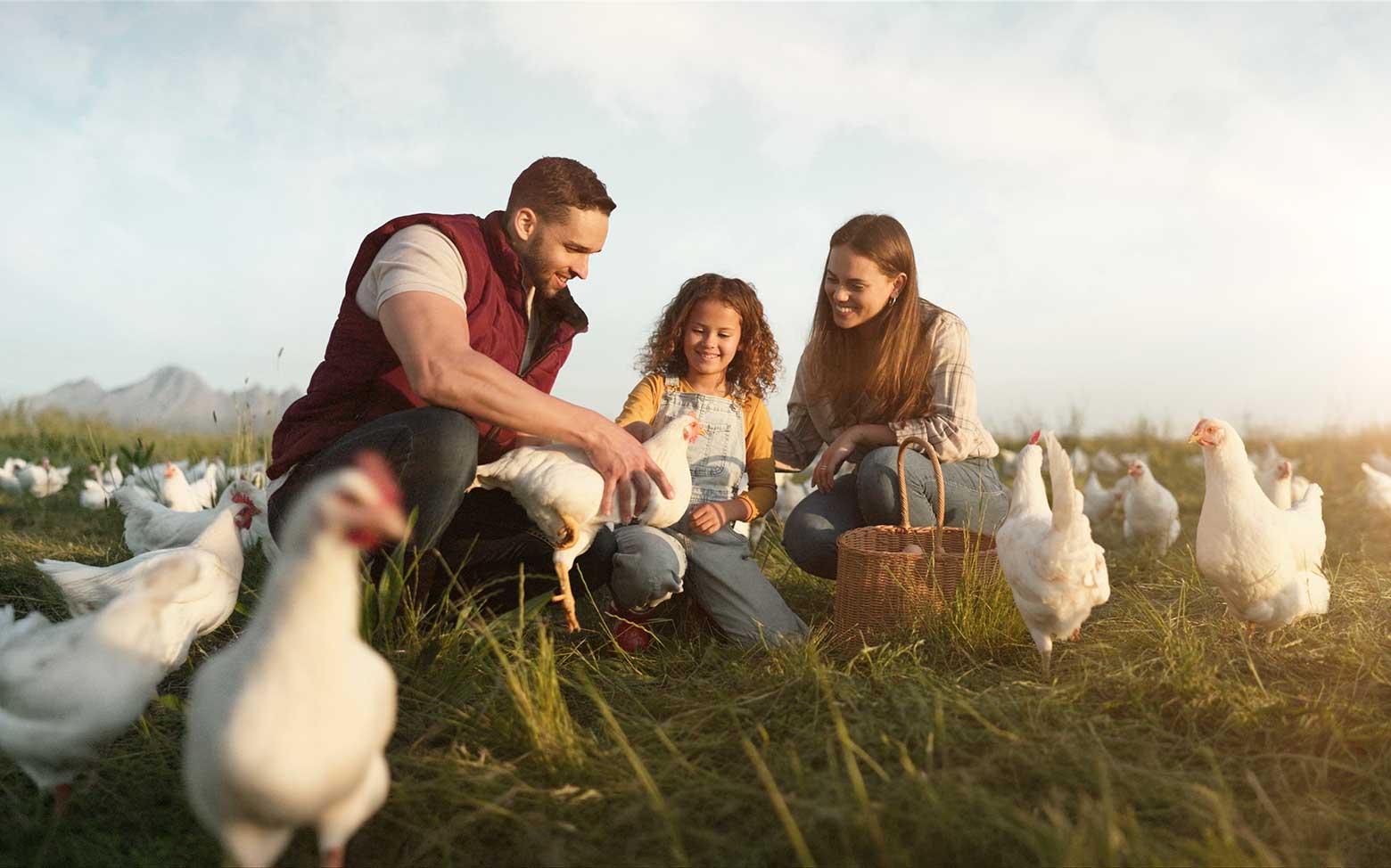 Familie umgeben von Hühnern